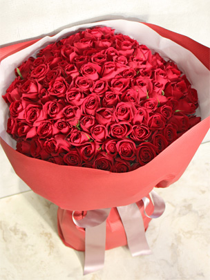 プロポーズに♡108本の赤バラの花束