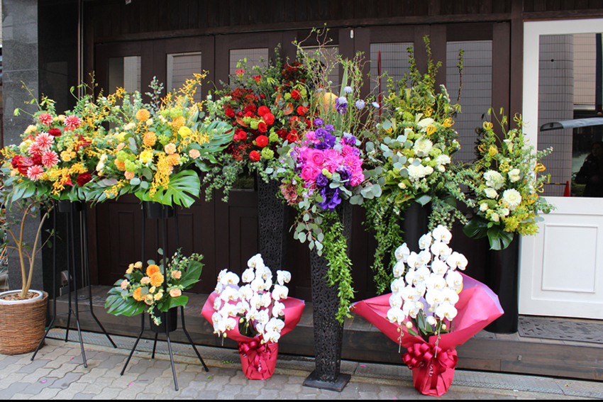 開業・開店の御祝のスタンド花と胡蝶蘭