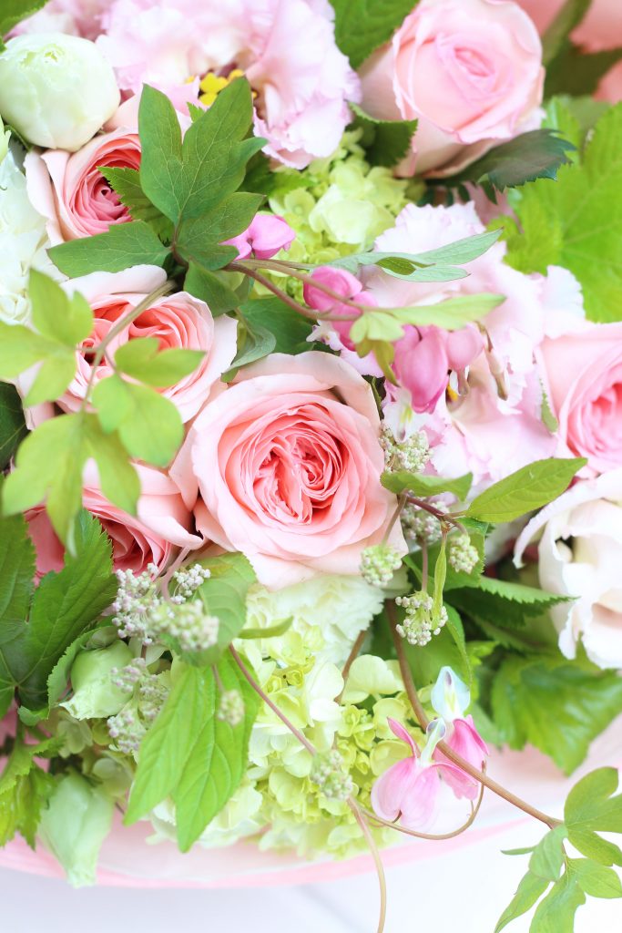結婚のお祝いにバラと鯛釣草のピンクのブーケ
