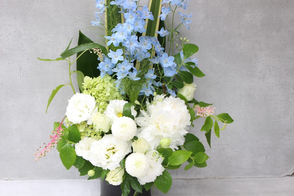 白い花と青い花のアレンジメント