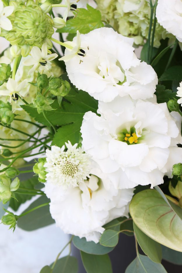 めずらしい形のバラ エクレール がかわいい 白グリーン系の爽やかアレンジ 大阪の花屋なら堂島花壇